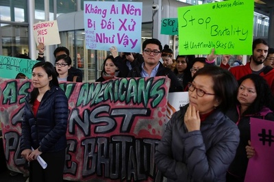 ユナイテッドCEO、乗客強制降機を全面謝罪 規定見直し約束