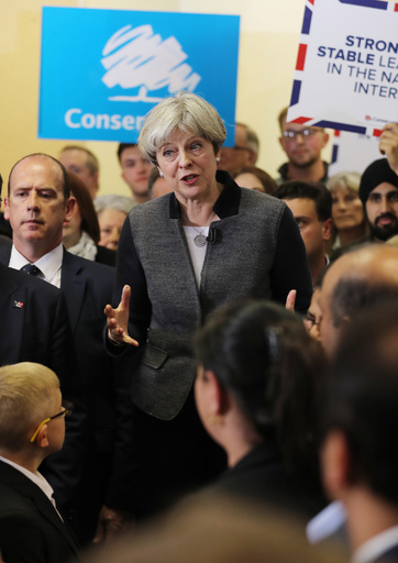 英世論調査、国民の半数がメイ首相の保守党を支持