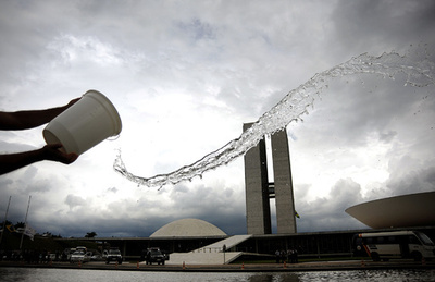 議会はきれいに使いましょう！汚職議員に「お掃除セット」で抗議