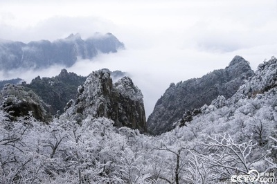 中国の安徽省黄山で初雪を観測 雪化粧した姿見せる