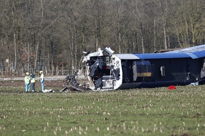 オランダで列車脱線、1人死亡 クレーンと衝突後