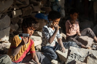 内戦のイエメン、石切り場で働く子どもたち