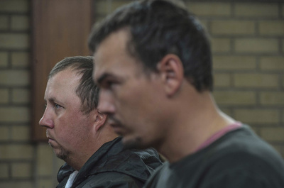 黒人男性をひつぎに押し込む、白人の男2人逮捕 南ア