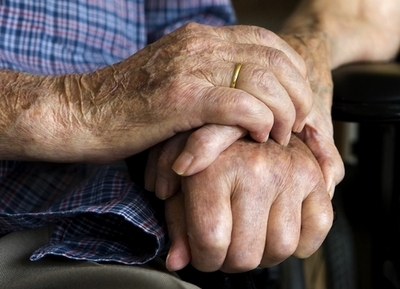 老人ホームを出ましょう！ 93歳｢駆け出し｣作家が同居人募る