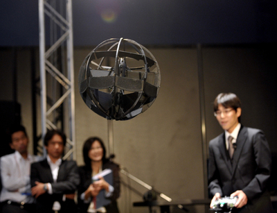 自在に飛ぶ丸い無人機、防衛省が公開