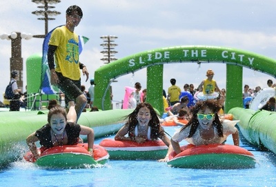 街中に300mのウオータースライダー、お台場で日本初のイベント