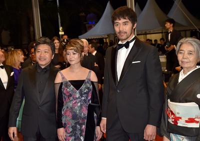 是枝監督の新作、カンヌ映画祭で上映 阿部寛らレッドカーペットに