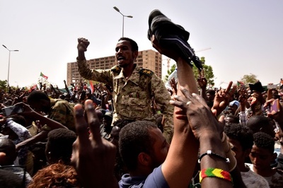 スーダン暫定軍事評議会、メンバー3人が辞任