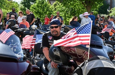 不明米兵しのぶバイク大行進「ローリング・サンダー」、米首都では今年が最後