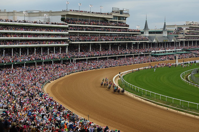 チャーチルダウンズ競馬場、レース停止へ 1か月で12頭死ぬ