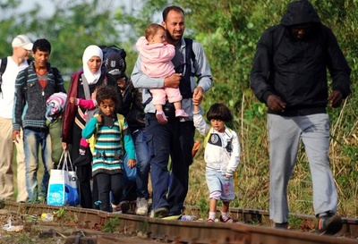 ハンガリー南部の国境沿いの町、難民に警官隊が催涙弾発射