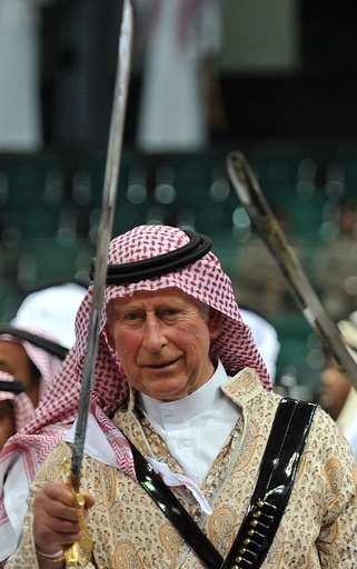 「アラビアのチャールズ」？英皇太子が剣舞を披露、サウジ