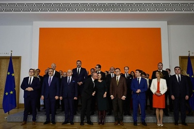 クロアチア外相、独外相にキス試み 動画が物議