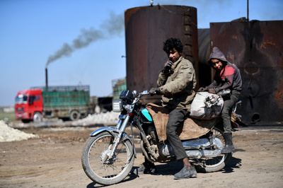 簡易製油所で働く子どもたち、シリア