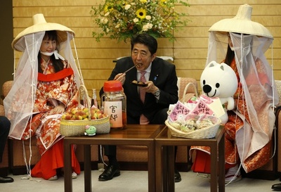 「梅娘」が安倍首相を表敬、梅干しプレゼント