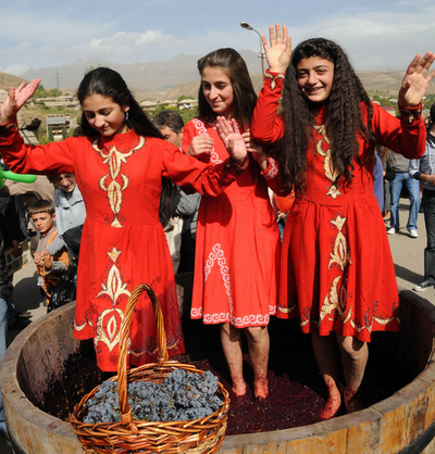 アルメニアでワイン祭り、踊りながらのワイン造りも