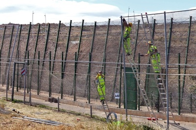 国境フェンス乗り越え500人不法入国、北アフリカのスペイン領