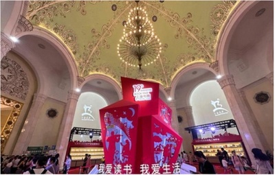 中国・上海で巨大ブックカフェ開催 歴史書から人気小説まで18万点