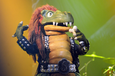 「恐竜ヘビメタバンド」に子どもたち大熱狂、フィンランド