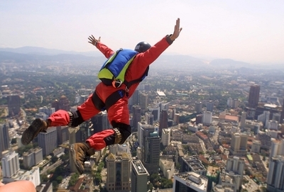 英国でパラシュート無しのスカイダイビングに成功、世界初
