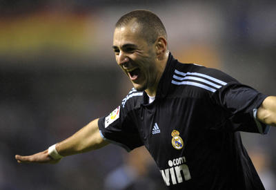 レアル・マドリード ベンゼマの2得点で勝利しバルセロナを追走