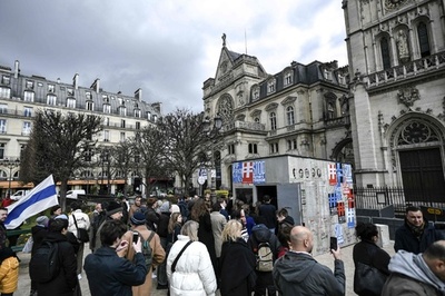 ナワリヌイ氏の独房模した箱、パリに設置