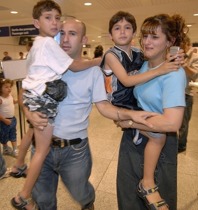 カナダ政府、国際養子縁組の子供の国籍取得申請を簡素化