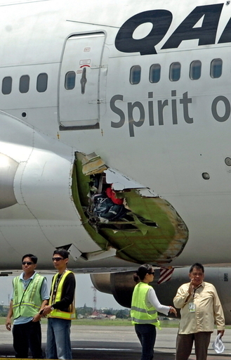 カンタス機の穴開き事故、酸素シリンダー爆発は前例がない