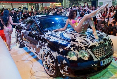 水着姿で洗車披露も…ハンガリーの自動車ショー
