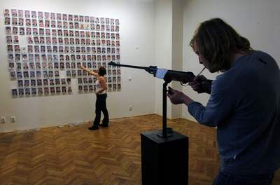 議員の顔を撃ち抜きたい？チェコでアート展示『政治家を殺せ』