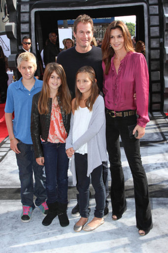 シンディ・クロフォード、10歳の娘のモデルデビューは「若すぎる」