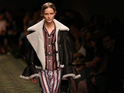 「バーバリー」16年セプテンバー・コレクション