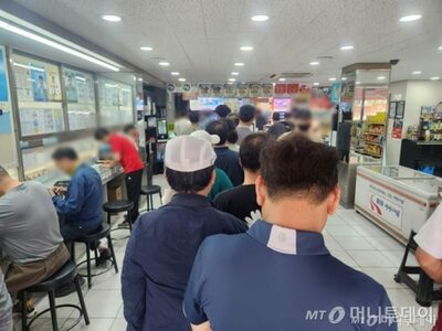 「生活が苦しい」…韓国「当たりくじが出る」宝くじ売り場、思いをたくす人たちの列