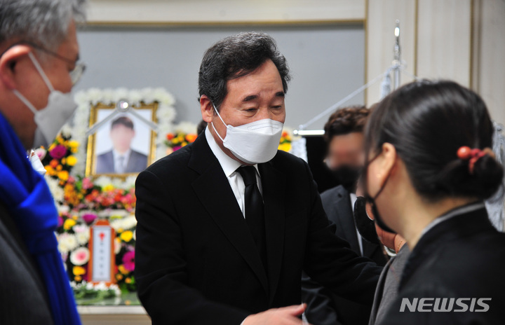 12日、工場爆発事故の犠牲者遺族らに言葉をかけるイ委員長(c)NEWSIS