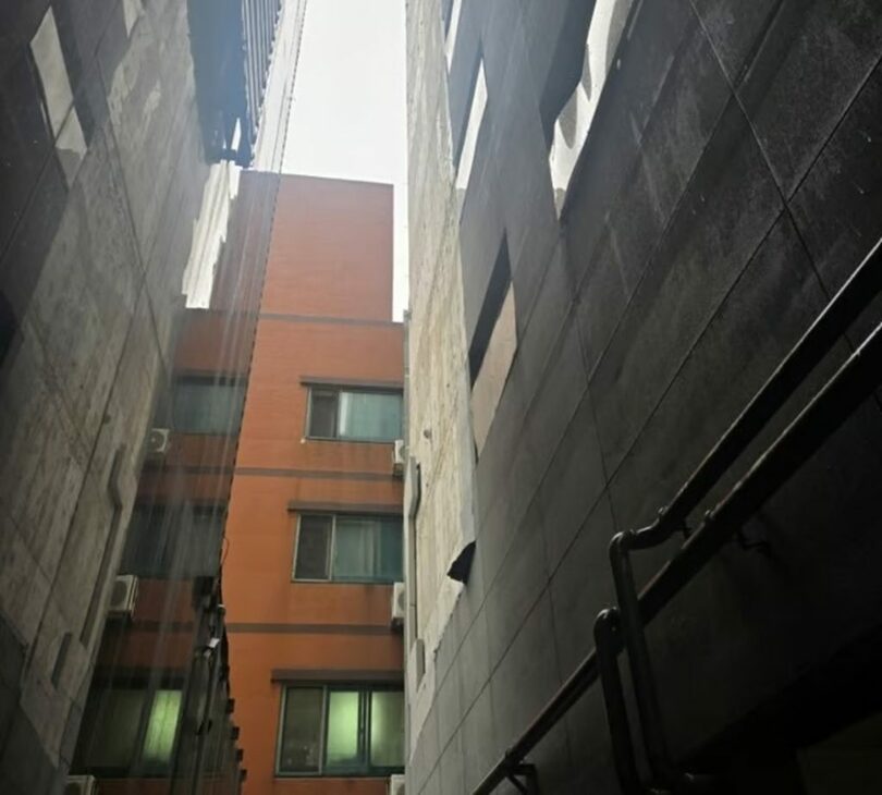2024年7月、仁川市彌鄒忽区のマンション外壁が豪雨と強風で崩落したまま、1年以上経った今も修復されていない＝読者提供(c)MONEYTODAY
