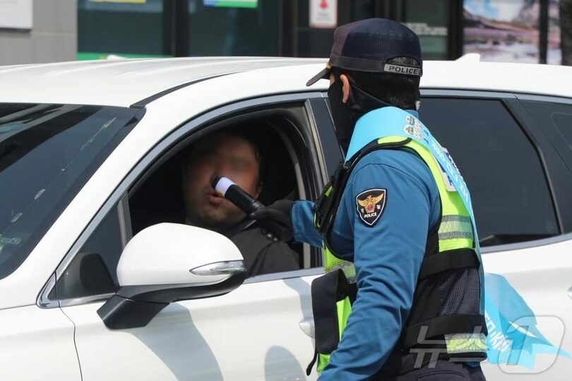 4月10日午後、済州・西帰浦市の道路で実施された飲酒運転取り締まり(c)news1