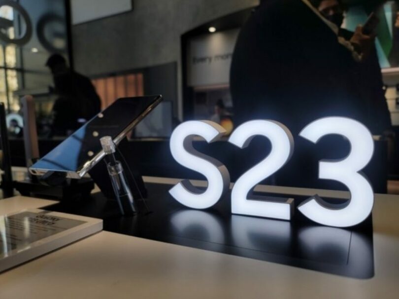 「サムスンエクスペリエンスストア」に展示されたギャラクシーS23(c)MONEYTODAY