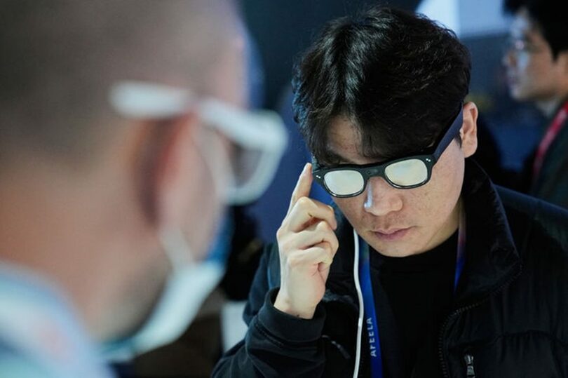 米ネバダ州ラスベガスで2026年1月に開かれた世界最大級の家電・IT見本市「CES2026」で、AI・AR対応のスマート眼鏡を体験する来場者＝写真は記事の内容と直接関係ありません(c)NEWSIS