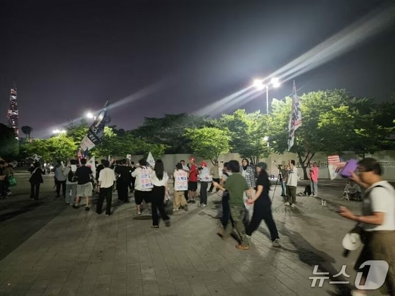 16日、ソウル市松坡区のオリンピック公園ハンドボール競技場周辺で、スローガンを叫びながら行進するデモ参加者(c)news1