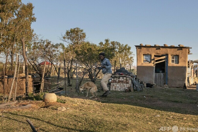 南ア「死の村」 高齢者狙う連続殺人事件