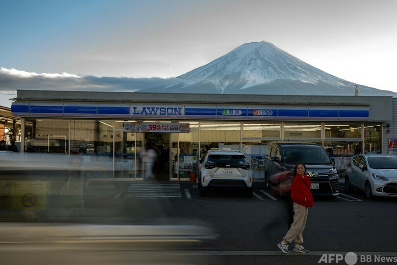 富士山に「目隠し」 観光客殺到で対策 山梨・富士河口湖町