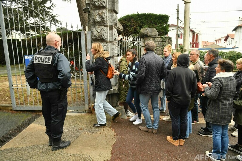 女性教師が生徒に刺され死亡 フランス