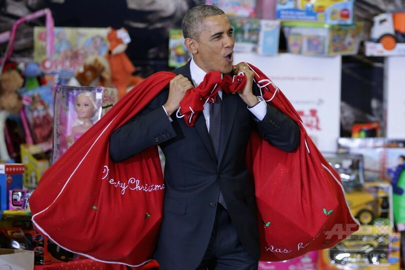 オバマサンタがやってきた！米軍基地におもちゃをデリバリー
