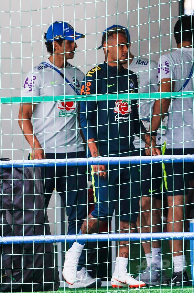 ネイマールが足を引きずり練習切り上げ、ブラジルに不安