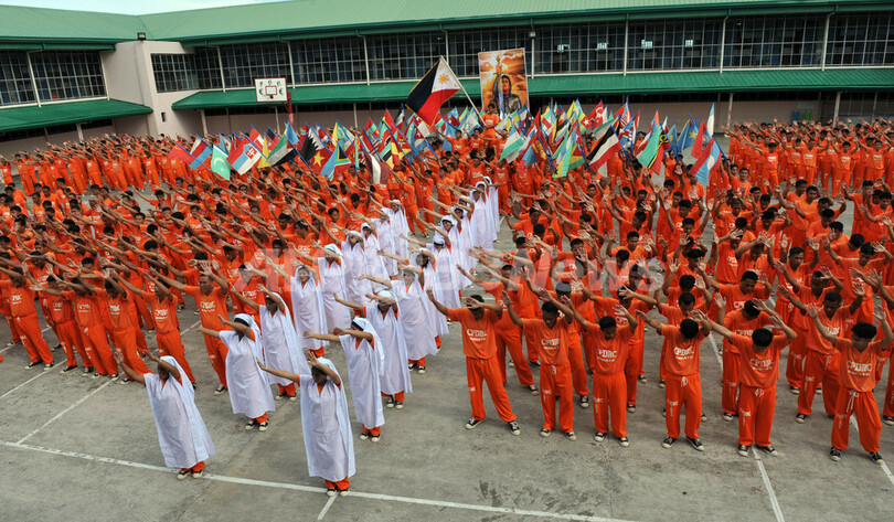 M・ジャクソンさんを追悼、セブ島刑務所で「スリラー」踊る