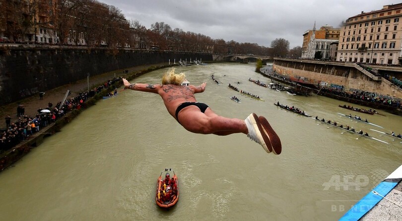 新年恒例 テベレ川で寒中飛び込み大会 ローマ 写真11枚 国際ニュース Afpbb News