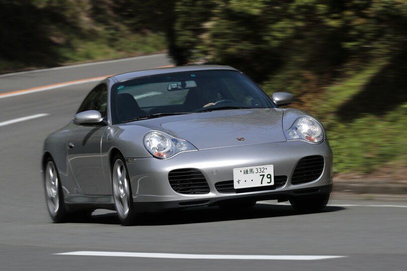 箱根のワインディング・ロードを駆け抜ける996 カレラ4S。最新型とはひと味違った重厚かつ濃密な味わいがある。