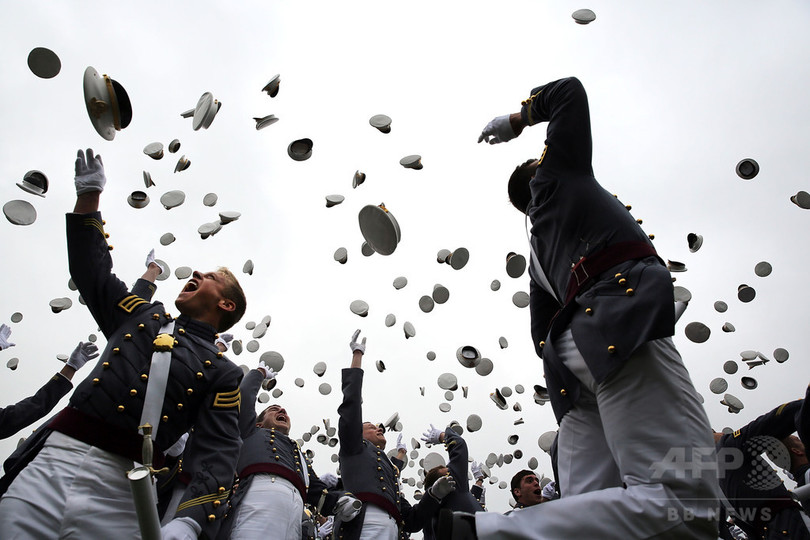 米陸軍士官学校「枕投げ」で30人負傷、1人意識不明か 米陸軍士官学校「枕投げ」で30人負傷、1人意識不明か