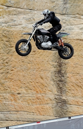 決死のバイクジャンプを2回も飛んだ男 世界記録を達成 豪 写真10枚 国際ニュース Afpbb News