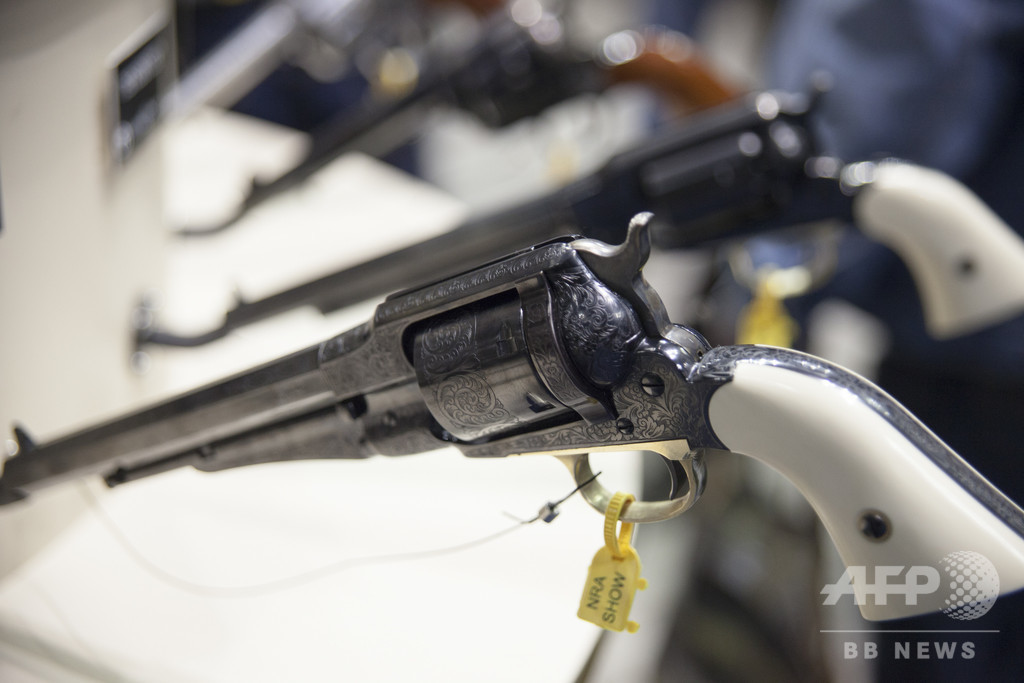 3歳児に銃の装填教える父親の動画が拡散、警察が捜査 インド 3歳児に銃の装填教える父親の動画が拡散、警察が捜査 インド